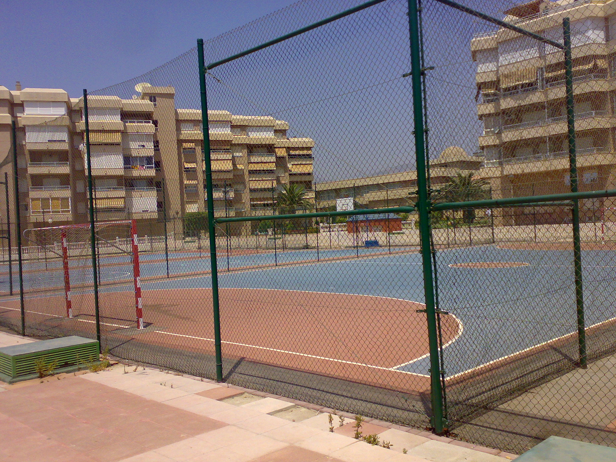 Boldbane og tennisbanerne til lejligheden